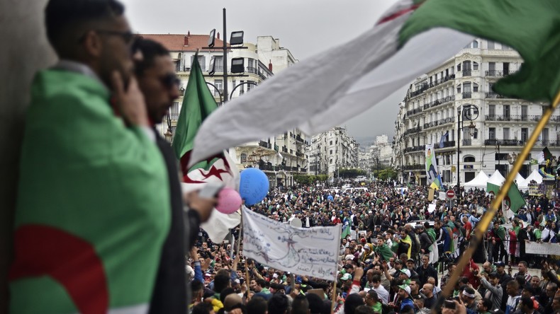 Algérie : 11e vendredi de mobilisation, juste avant le début du ramadan (IMAGES)