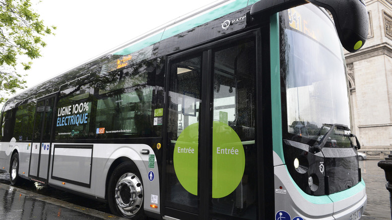 Une Jeune Fille Atelle T Empche De Monter Dans Un Bus Paris