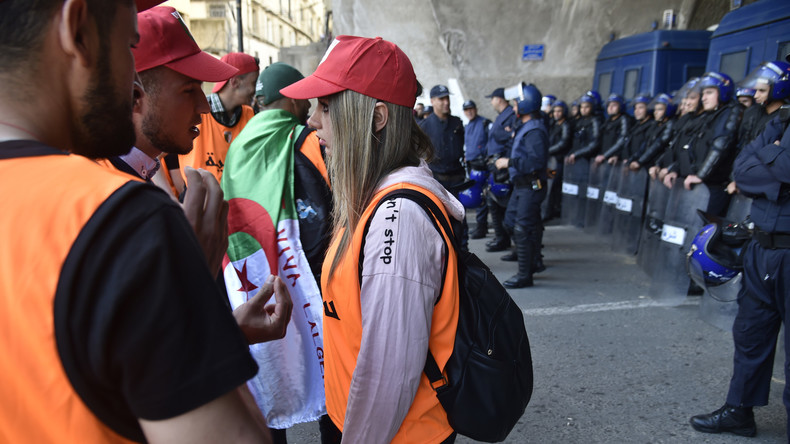 Algérie : des gilets orange se constituent en «force d'interposition» (VIDEO)