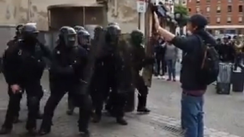 Un Gilet jaune violemment chargé... après avoir appelé la police à rejoindre le mouvement (VIDEO)