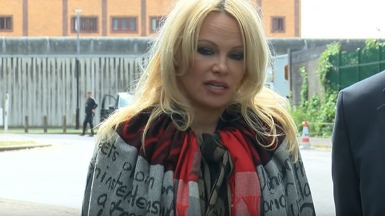 «C'est un homme bon» : Pamela Anderson rend visite à Julian Assange, en prison à Londres (VIDEO)