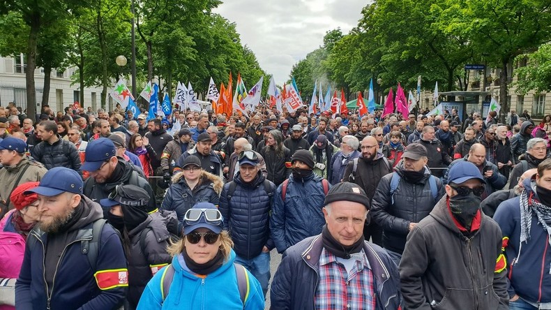 Les syndicats du secteur public manifestent à Paris et en France (IMAGES)
