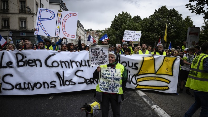 Paroles De Gilets Jaunes Macron Prend Le Contrepied De