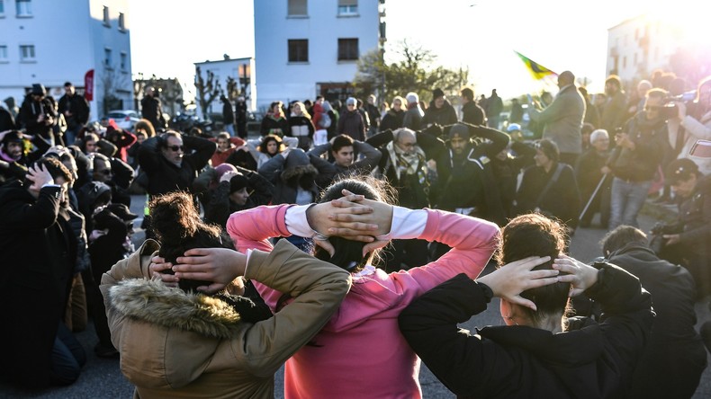 Lycéens de Mantes-la-Jolie interpellés : rassemblement de soutien devant l'IGPN (IMAGES)