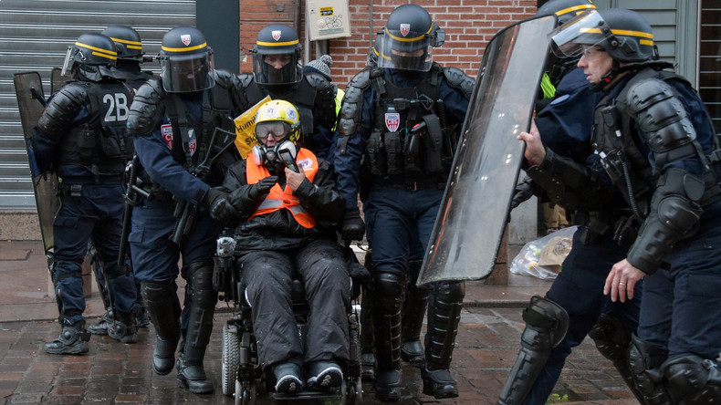 Convoquée pour violence contre les policiers avec son fauteuil roulant, une Gilet jaune se confie