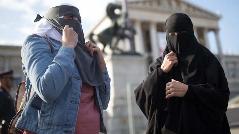 Les députés autrichiens interdisent le voile au primaire, l’Allemagne y réfléchit