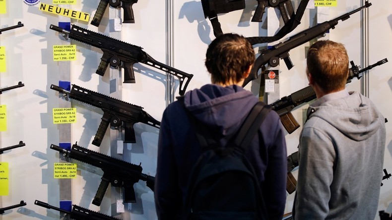 Menacés d'exclusion de Schengen, les Suisses votent le durcissement de leur loi sur les armes à feu