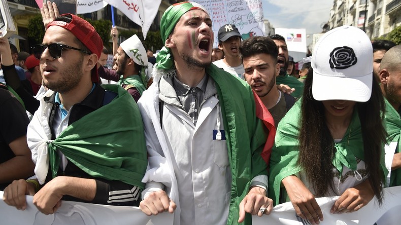 Algérie : le patron de l’armée dans le viseur des manifestants (IMAGES, VIDEOS)