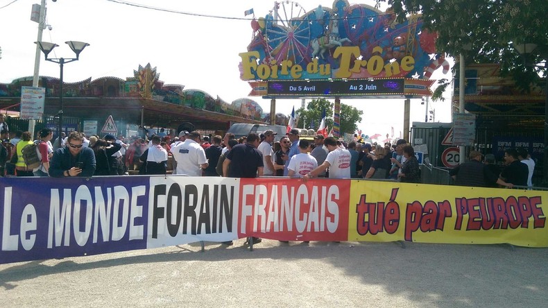 «Ils nous expliquent comment mourir tranquillement» : les forains manifestent à Paris (IMAGES)