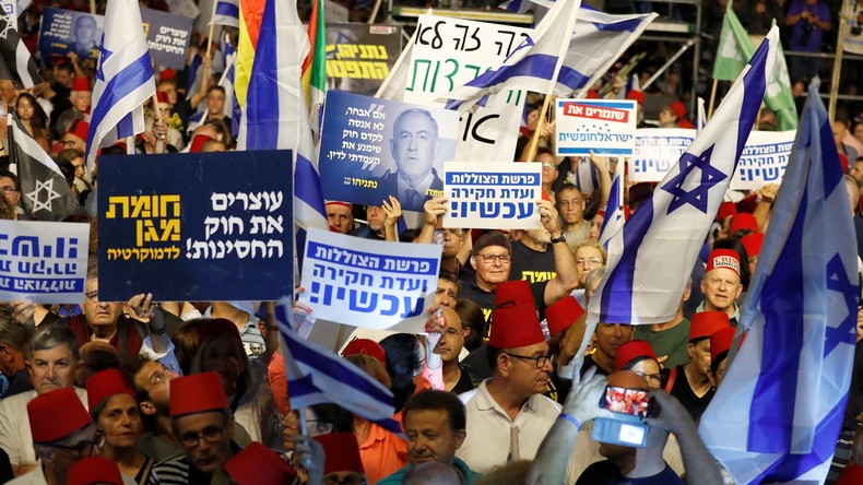 «On ne vous laissera pas être un dictateur»: des milliers d'Israéliens manifestent contre Netanyahou