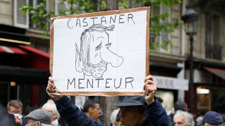 Le 4 mai 2019 à Paris, un manifestant arbore une pancarte (image d'illustration).