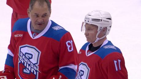 Russie : Vladimir Poutine prend part à un match de hockey de gala à Sotchi