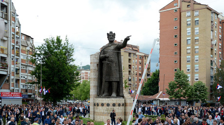 Des Serbes manifestent le 29 mai 2019 à Mitrovica, suite aux raids de la police kosovare dans le nord du Kosovo.