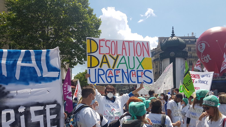 Malaise dans les hôpitaux : les urgences manifestent à Paris (IMAGES)