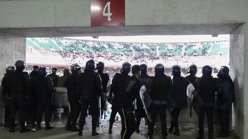 Algérie : le ministre des Sports violemment pris à partie par des supporters de football (VIDEO)