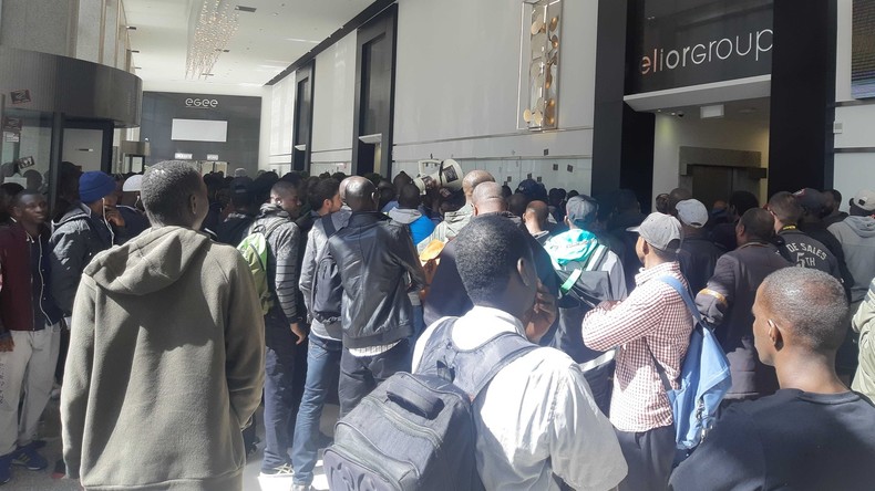 Des «Gilets noirs» occupent le siège d'un groupe à La Défense pour réclamer des «papiers pour tous»