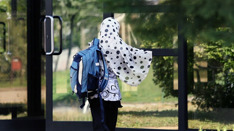 Le voile islamique restera finalement autorisé lors des sorties scolaires