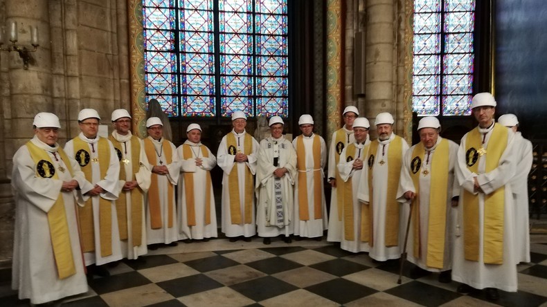 Aubes et casques de chantier : la première messe depuis l'incendie célébrée à Notre-Dame (IMAGES)