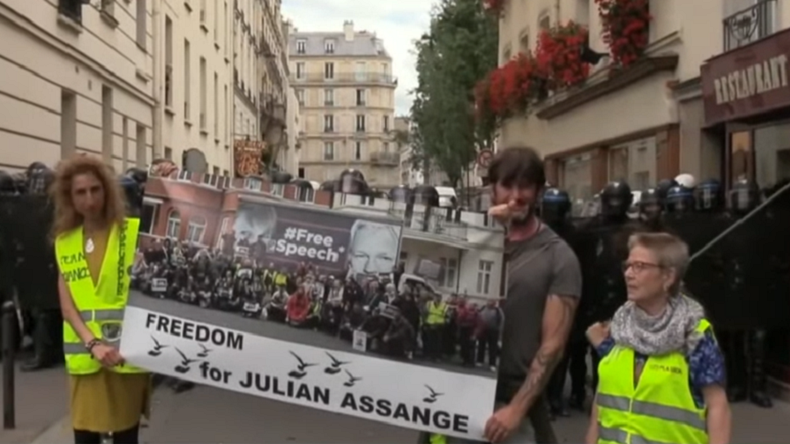 «Liberté pour Julian Assange» : des Gilets jaunes affichent leur soutien au lanceur d'alerte (VIDEO)