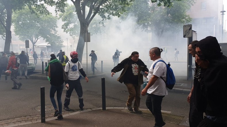 Gilets Jaunes Les Forces De Lordre Mettent Le Feu Aux