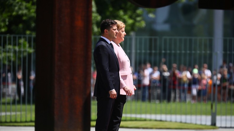 Angela Merkel prise de tremblements lors d'une cérémonie officielle (VIDEO)