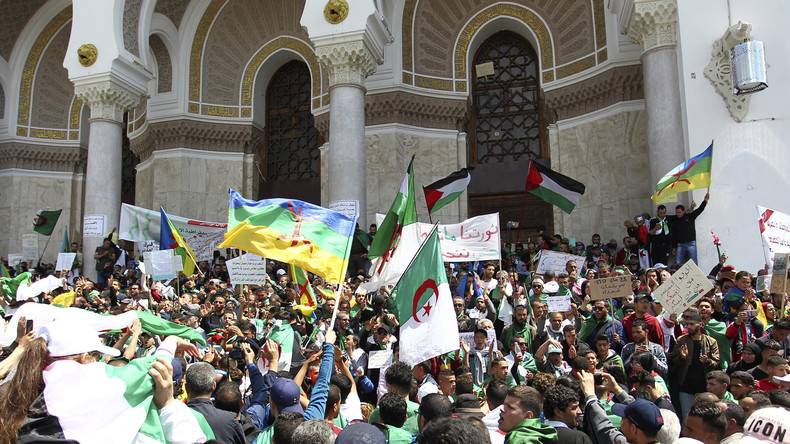 Algérie : le drapeau berbère indésirable ? Le chef de l’armée accusé d’attiser le feu