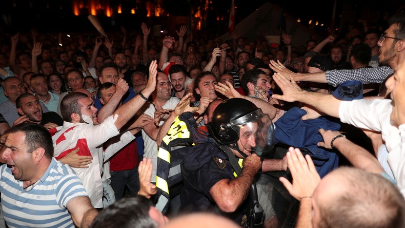 Géorgie : des milliers de manifestants ont tenté de pénétrer dans le Parlement (VIDEOS)