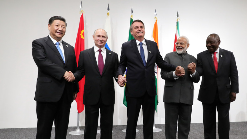 Poutine appelle les BRICS à défendre les règles du commerce mondial et se passer du dollar