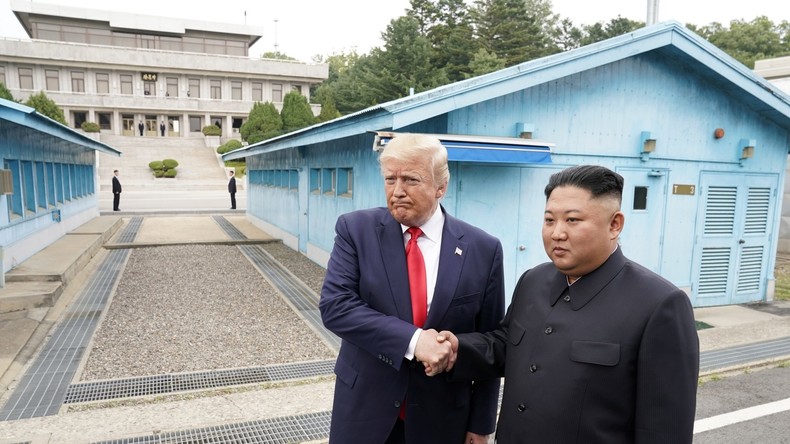 Kim Jong-un et Donald Trump se serrent la main à la frontière entre les deux Corées (VIDEO)