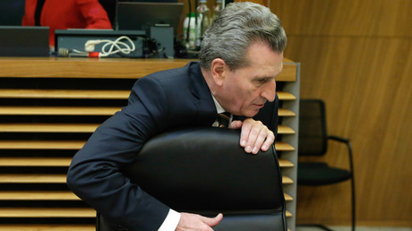 Le commissaire europÃ©en au budget et aux ressources humaines Gunther Oettinger, sâaccroche Ã   son siÃ¨ge avant la rÃ©union hebdomadaire des commissaires europÃ©ens au siÃ¨ge de la Commission europÃ©enne Ã  Bruxelles, le 6 fÃ©vrier 2019 (illustration).
