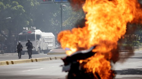 Une moto en proie aux flammes lors d'une manifestation contre le président vénézuélien Nicolas Maduro à Caracas, en août 2017 (image d'illustration).