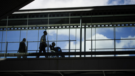 Passagers à l'aéroport de Roissy.