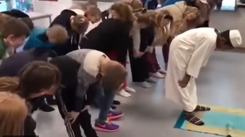 Ouverture ou endoctrinement ? Une vidéo d'enfants priant Allah dans une école danoise fait débat