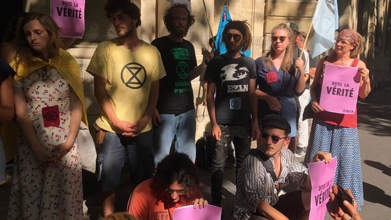 Une semaine après leur évacuation, des militants d'Extinction Rebellion reviennent à Paris (IMAGES)