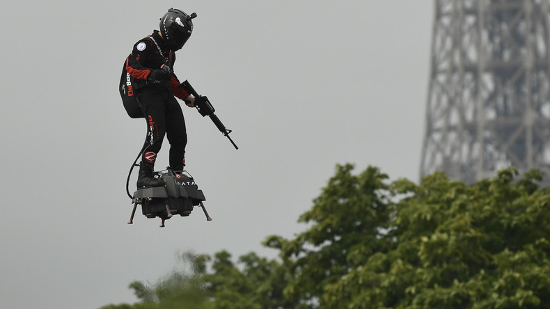 14 Juillet : l'étonnante démonstration du hoverboard financé par l'armée . 5d2afd6109fac2c3248b4568