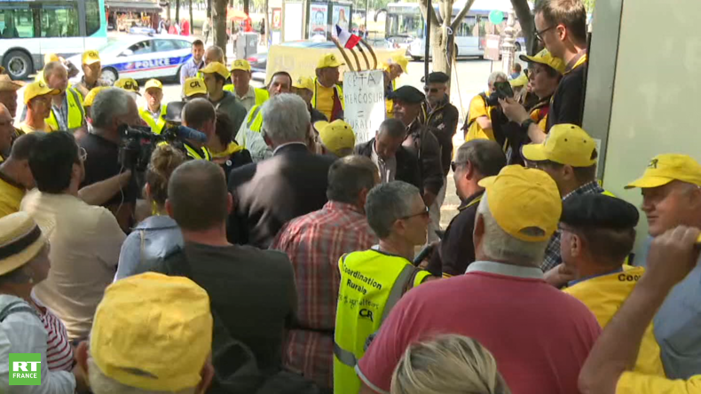 «La mort de notre agriculture des territoires» : manifestation devant l'Assemblée contre le Ceta