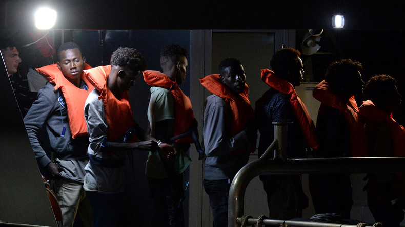 Italie : 135 migrants bloqués sur un navire des garde-côtes