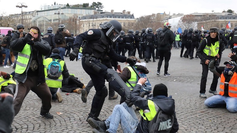 #GiletsJaunes : Moscou exprime sa «préoccupation» concernant les «brutalités policières» en France