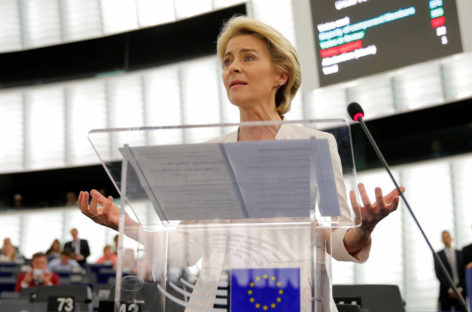  Ursula  von  der  Leyen  lue de justesse  la t te de la 