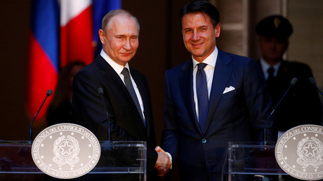 Vladimir Poutine et  Giuseppe Conte lors d'une conférence de presse au palais Chigi à Rome, le 4 juillet 2019. 
