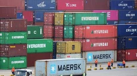 Un camion emporte un conteneur sur le port de Qingdao dans la province du Shandong au nord-est de la Chine, le 11 juillet 2019. 