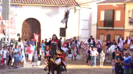 Espagne : des cavaliers arrachent des têtes des oies lors du festival d'El Carpio de Tajo 