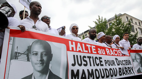 Enseignant guinéen tué à Rouen : 1 400 personnes à la marche blanche (IMAGES)