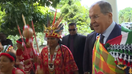 Sergueï Lavrov accueilli au Suriname par des danses et musiques nationales