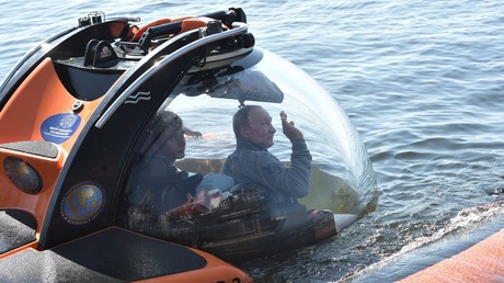 Vladimir Poutine plonge à bord d'un submersible en mémoire d'un sous-marin soviétique naufragé