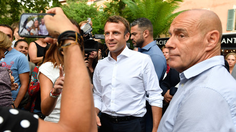 En marge de ses vacances, Emmanuel Macron invite la presse à prendre «un peu de repos et de recul»