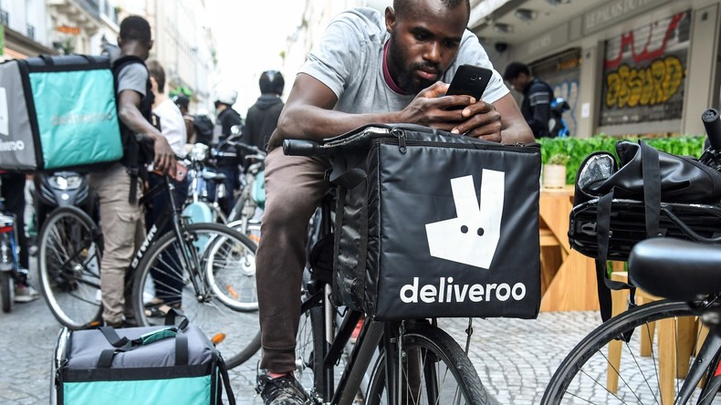 Deliveroo : des livreurs manifestent à Paris contre le changement de tarification (VIDEO)