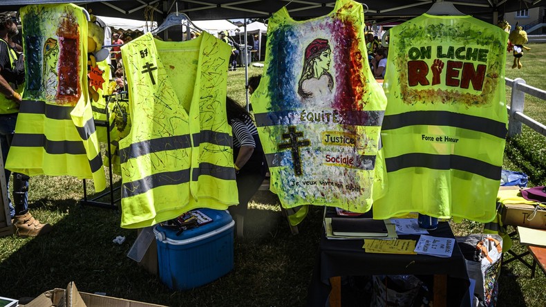 Acte 39 Des Centaines De Gilets Jaunes Battent Le Pave En Plein Mois D Aout Video Rt En Francais