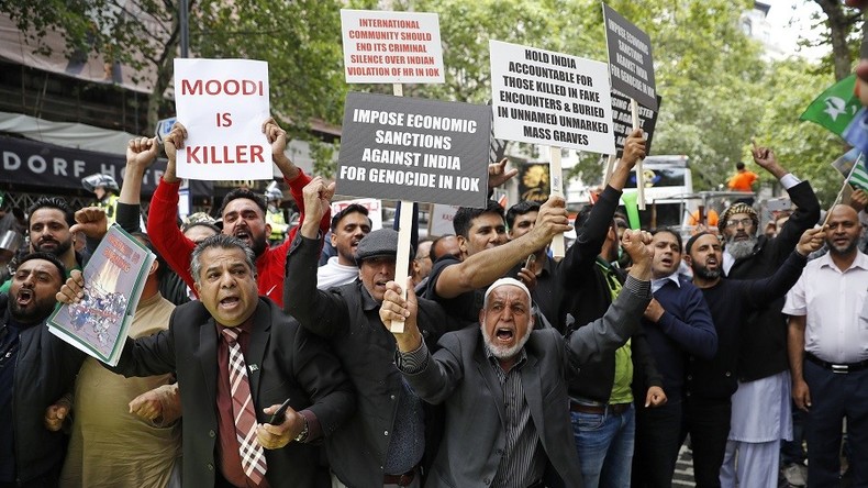Cachemire : des milliers de manifestants pro-Pakistan défilent devant l'ambassade d'Inde à Londres