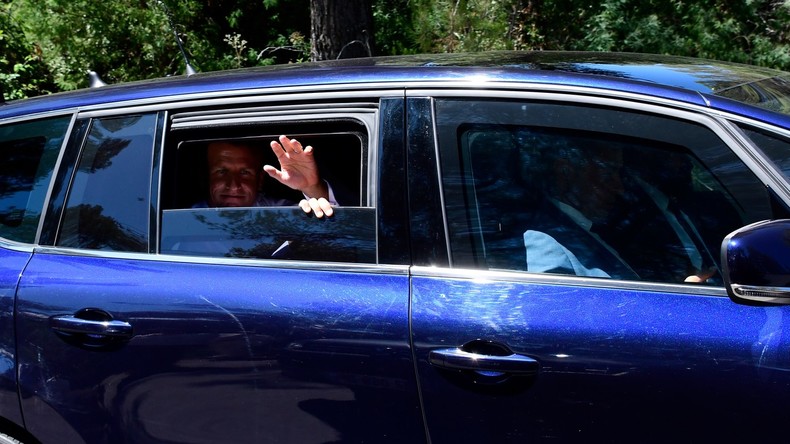 Commémorations en Provence : le bain de foule pas si spontané d'Emmanuel Macron